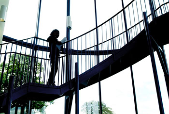 © Kelvin Cantlon – Fotolia.com Frau auf Treppe